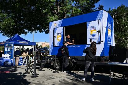 Un hombre experimenta un terremoto de magnitud 7.0 en el Simulador de Terremotos, en el campus de la Universidad Estatal de California Fullerton.