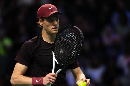 Jannik Sinner avanzó de ronda después de ganarle a Zizou Bergs en París.