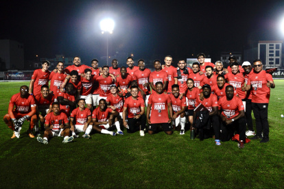 El festejo de los jugadores y cuerpo técnico de Leones del Norte tras lograr el ascenso.