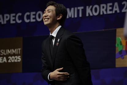 Kim Nam-joon, mejor conocido como RM, líder del grupo de k-pop BTS, hace una reverencia tras pronunciar su discurso durante la Cumbre de Directores Ejecutivos de APEC Corea 2025 en Gyeongju, Corea del Sur.