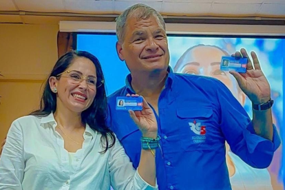 La dirigente de la RC, Luisa González, y el presidente vitalicio del partido, Rafael Correa.