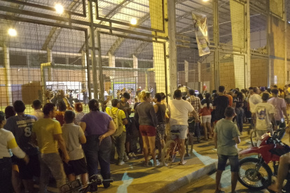 La ciudadanía acudió hasta la cancha donde fue asesinado Fernando Álvarez, más conocido como Fernando TV.