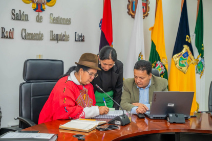 Lourdes Tibán, prefecta de Cotopaxi junto a su equipo de trabajo planifican las obras que se ejecutaran.