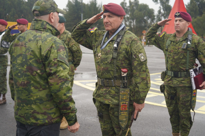 Durante la entrega de los reconocimientos a generales de las Fuerzas Armadas.