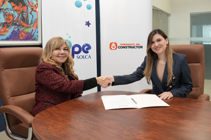 Ing. Hulda de la Torre, gerente general de SOLCA e Ing. Elizabeth Araujo, gerente administrativa financiera de Comisariato del Constructor.