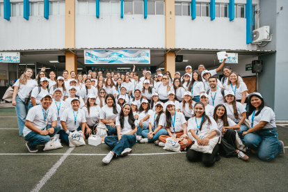 Equipo de Dove en la Unidad Educativa El Libertador. La iniciativa busca que los adultos reconozcan la fuerza y creatividad de las niñas, más allá de su apariencia.