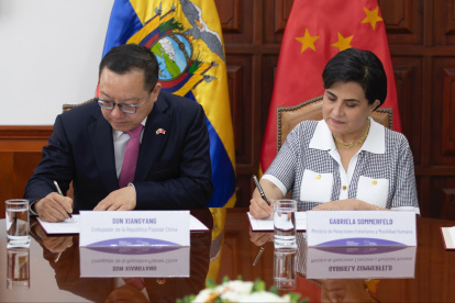 La canciller Gabriela Sommerfeld y el embajador de China en Ecuador, Sun Xiangyang, durante la firma del convenio de cooperación económica y técnica suscrito este 29 de octubre en Quito