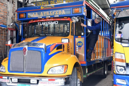 Referencial. Delincuentes armados asaltan una chiva en el sector Jardín del Valle, suroriente de Quito