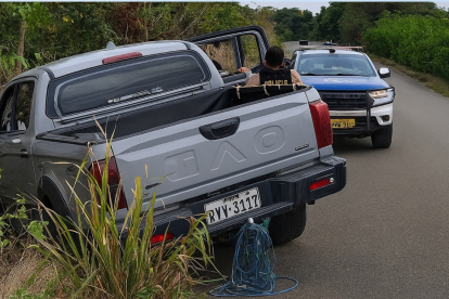 La camioneta de los trabajadores fue encontrada en plena carretera.