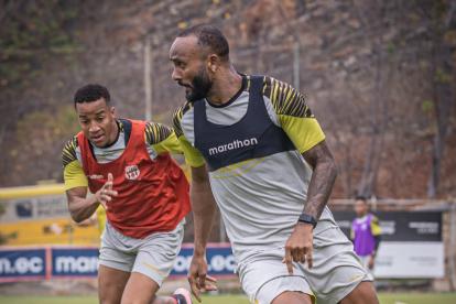 Barcelona en entrenamiento en las canchas alternas en el estadio Monumental.