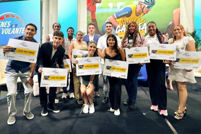 Jóvenes beneficiarios, durante la entrega de los vehículos y las becas, donadas por Suzuki.