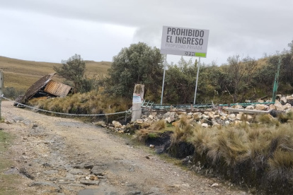 Activistas denuncia que la empresa canadiense Dundee Precious Metals colocó letreros de advertencia en Quimsacocha.