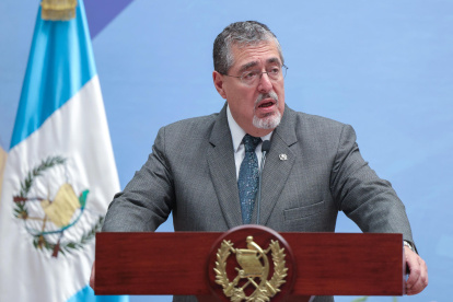 El presidente de Guatemala, Bernardo Arévalo de León, habla en una rueda de prensa este jueves, en el Palacio Nacional de la Cultura en Guatemala.