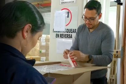 Personal del IESS durante la entrega de medicamentos en el Hospital San Francisco, en Quito