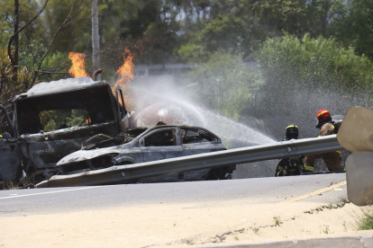 Accidente. Mas de cinco horas demoraron el personal de Bomberos para sofocar el fuego del tanquero en la Ruta Viva.