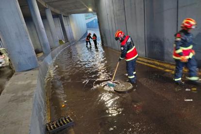 Tránsito complicado en la avenida 12 de Octubre por acumulación de agua tras fuertes lluvias.