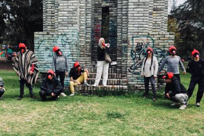 La pieza se vive caminando y formando parte de una bandada humana que se desplaza entre árboles, viento y agua