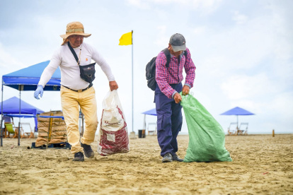 Limpieza. Trabajadores y voluntarios limpiaron la playa.