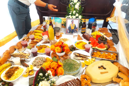 Festín. La comida servida es la favorita de los difuntos homenajeados.