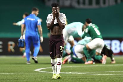 Leonel Quiñónez de LDU Quito se lamenta la eliminación al final del partido de vuelta por la semifinal de la Copa Libertadores.