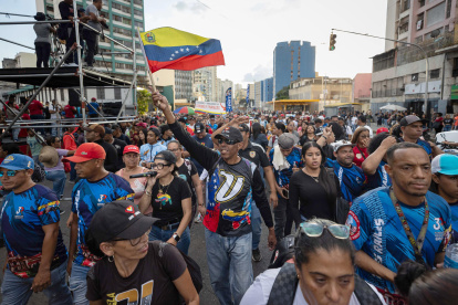 Personas participan en una manifestación este jueves, en Caracas (Venezuela).