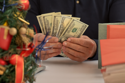 El bono navideño se entrega cada año a los trabajadores bajo relación de dependencia, tanto en el sector público como en el privado.