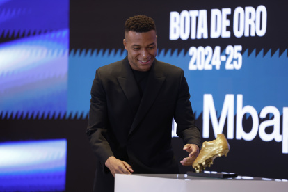 Kylian Mbappé recibió la Bota de Oro de la temporada 2024-2025.