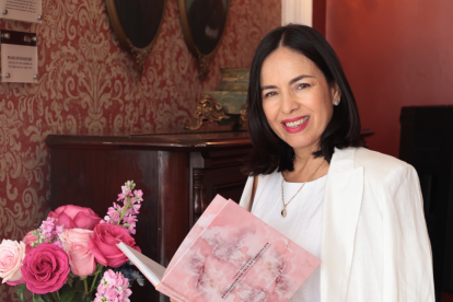 Susana Cárdenas junto a sus libros.