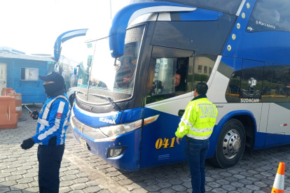 AMT intensifica controles de tránsito en Quito durante el feriado de Difuntos e Independencia de Cuenca en las terminales de la ciudad.
