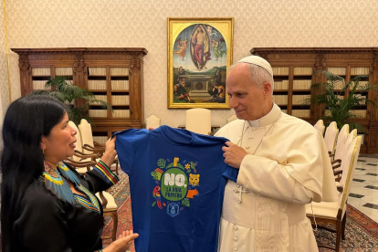 El papa sostiene la camiseta que dice: "NO, la vida primero".