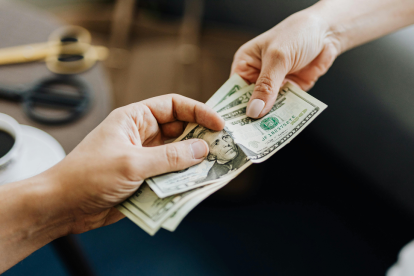 El Bono de Desarrollo Humano en Ecuador entrega 55 dólares cada mes a familias en situación de pobreza.