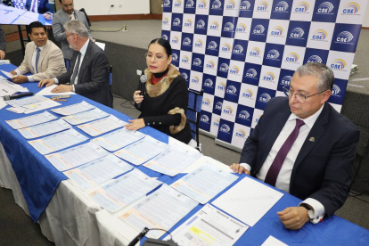 La presidenta del CNE, Diana Atamaint, aseguró que las papeletas oficiales son trasladadas or las FF.AA.