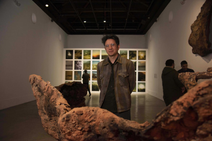 Óscar Santillán es artista visual y fundador de Studio Antimundo, con sede en Ámsterdam y Quito.