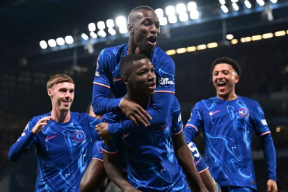 Moisés Caicedo ya ha sido figura contra los Spurs, hasta marcando un golazo que luego fue anulado.