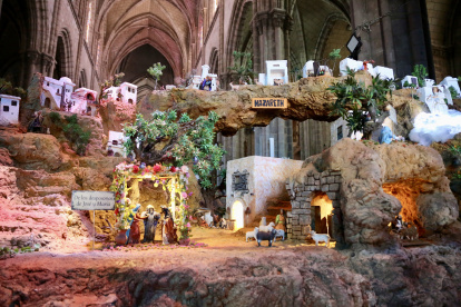 El montaje del pesebre requirió setenta días de trabajo continuo por un equipo de seis personas.