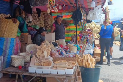 Hecho. Los habitantes destacan de esta feria el hecho de que atraiga a locales y turistas, lo que da vida al sector.