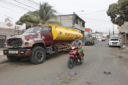 Abandonados. Los tanqueros, sin permisos, fueron encontrados en la av. Jaime Nebot, de Durán.