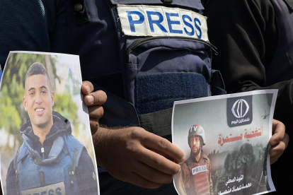 Imagen de archivo de varios periodistas manifestándose en recuerdo de un compañero asesinado en un bombardeo en el norte de Gaza.