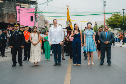 Autoridades desfilaron lpor los 70 años de Samborondón.