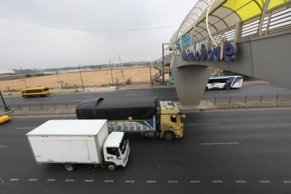 El paso de carros pesados por la avenida León Febres-Cordero ha generado rechazo entre los habitantes de la parroquia La Aurora en los últimos años.