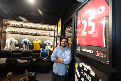 Balones y camisetas de leyendas mundiales adornan La Bóveda, creación del arquitecto Juan Pablo Béjar.