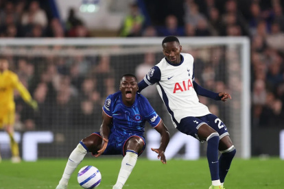 Moisés Caicedo (i) es una de las figuras de Chelsea y jugará ante Tottenham.