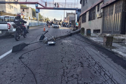 Un vehículo chocó contra un poste y posteriormente se volcó sobre la avenida Mariscal Sucre.