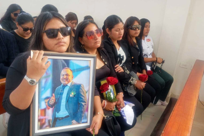 Cientos de personas acudieron al velorio del vicealcalde de Playas, Aldo García Tomalá.