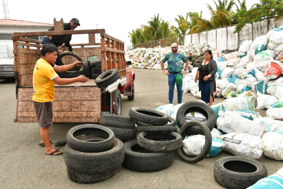 Llantas usadas también estuvieron entre los objetos que recolectaron pescadores en Guayaquil.