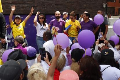 Las asambleístas de ADN, Inés Alarcón, Natali Morillo, entre otras, dirigieron una caminata de apoyo a la consulta popular de Daniel Noboa.