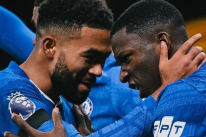 Moisés Caicedo celebra el gol del Chelsea ante Tottenham.