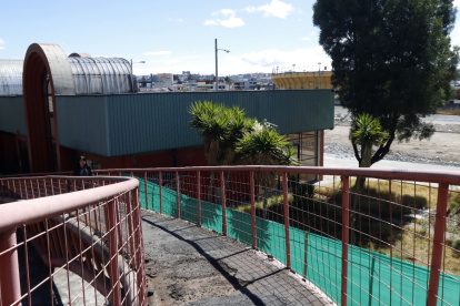 El puente peatonal presentaba daños estructurales, oxidación y un deterioro general.