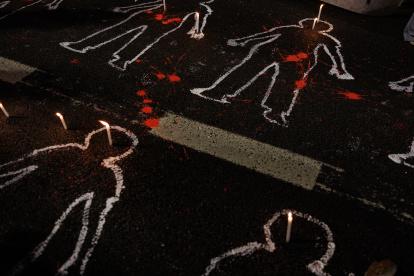 Personas encienden velas durante una manifestación contra la operación policial realizada en Río de Janeiro.