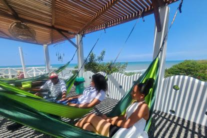 Turistas. La Bocana de Ostione, en Esmeraldas, es un espacio entre mar y árboles que invita a la relajación.